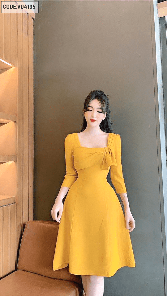 Đầm xòe cổ V nhấn ngực tay lỡ họa tiết hoa màu vàng - Thời Trang Minh Trúc