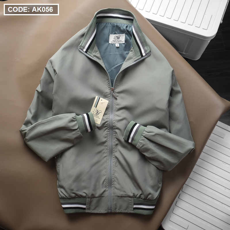 12981-0445419528-z3462364607640-733e15bb4a6a1687128177cb016bc0c2-6.png Áo Khoác Dù Nam 2 Lớp Cổ Trụ Phối Sọc - AK056