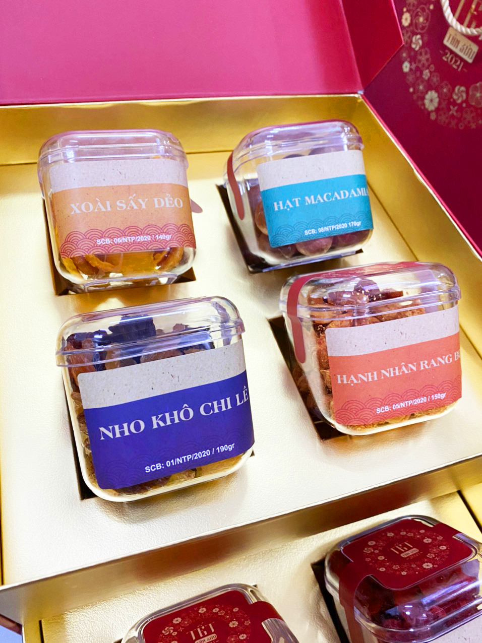 Sỉ hộp quà tết TÂN SỬU 2021 - 8 loại mứt thượng hạng Tuyển sỉ hộp quà tết TÂN SỬU 2021 - 8 loại mứt thượng hạng