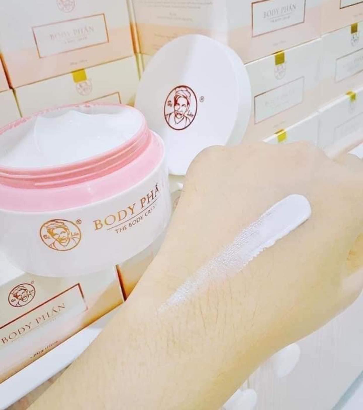 Kem body phấn Mỹ Phẩm Bà Lão Kem body phấn Mỹ Phẩm Bà Lão