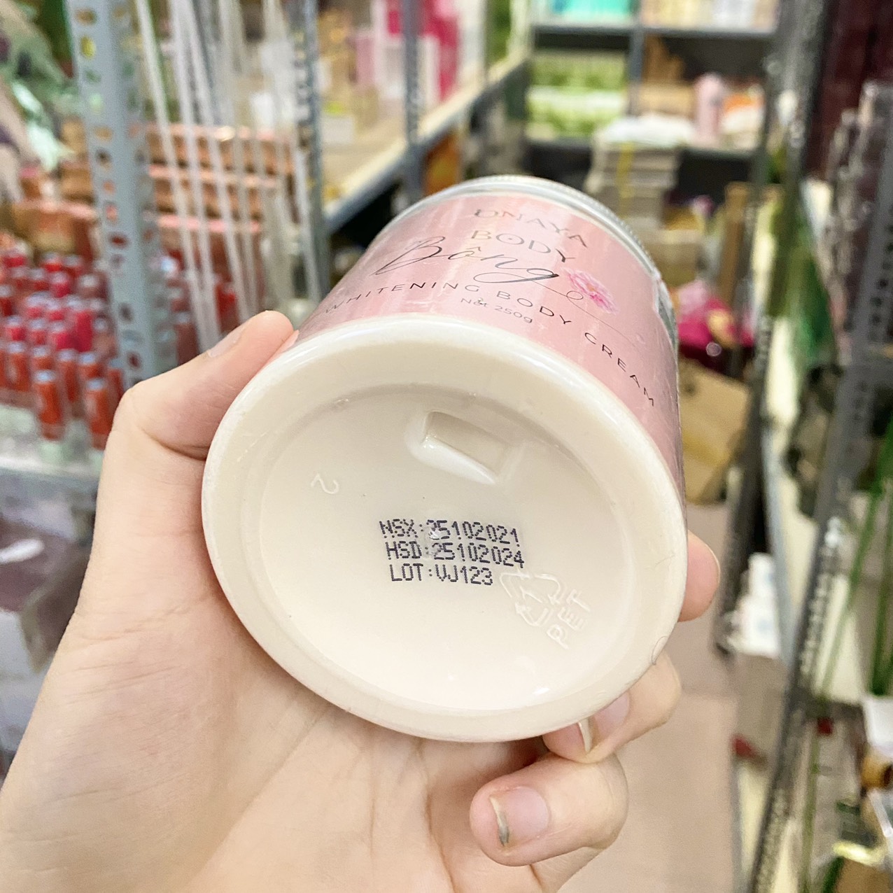 15558-z2908310858555-419f553b2bb2905f3b60dfccbca1a9ba-5.jpg Kem Body Bông Onaya 250g - 8938540224063