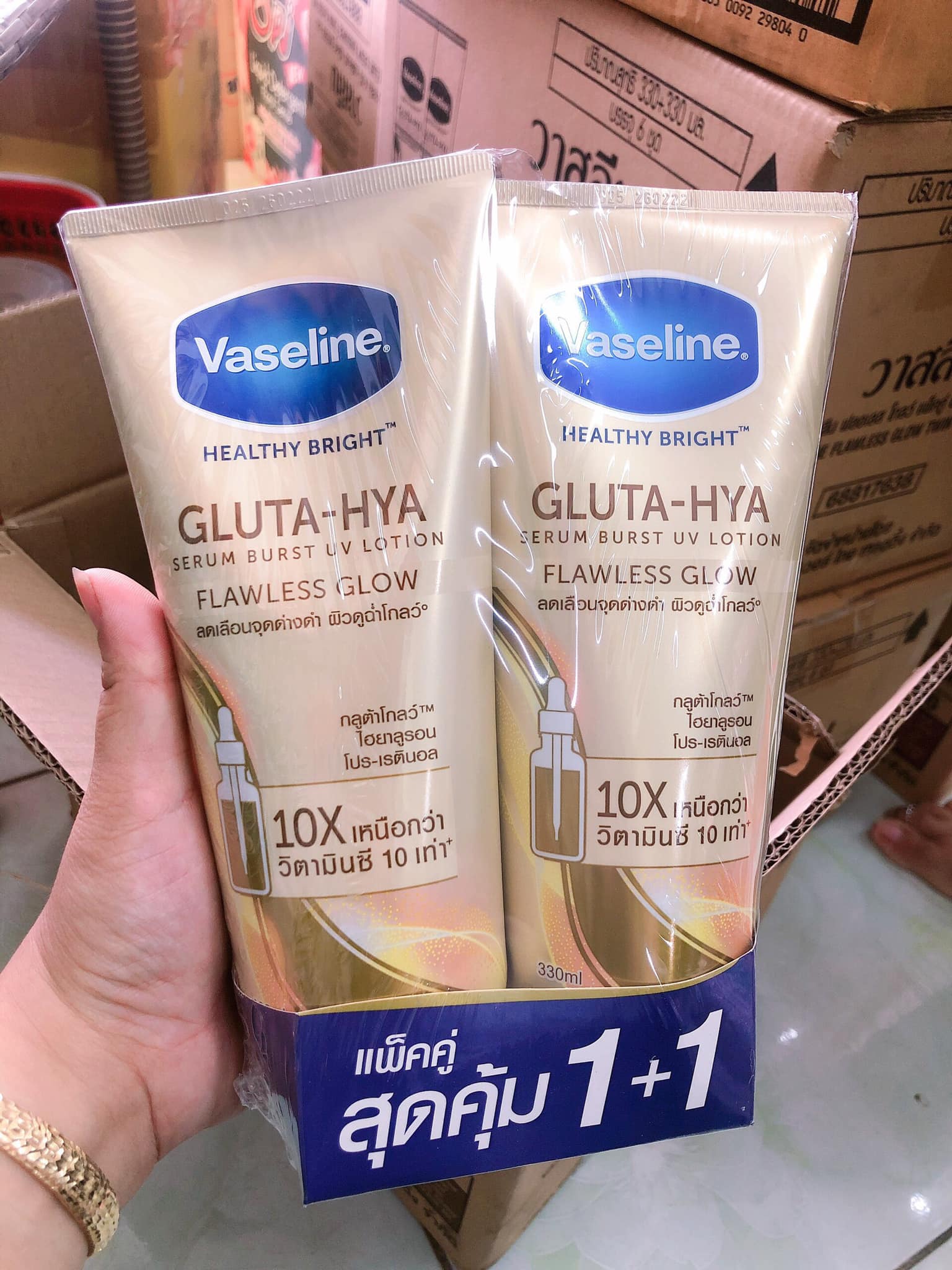 16276-275984486-1812062728992407-9106101673300249571-n-1.jpg Sữa Dưỡng Thể Vaseline 10X Vàng Healthy Bright Gluta Hya Serum Flawless Glow 330ml (Hàng nhập khẩu có tem phụ) - 8851932427739