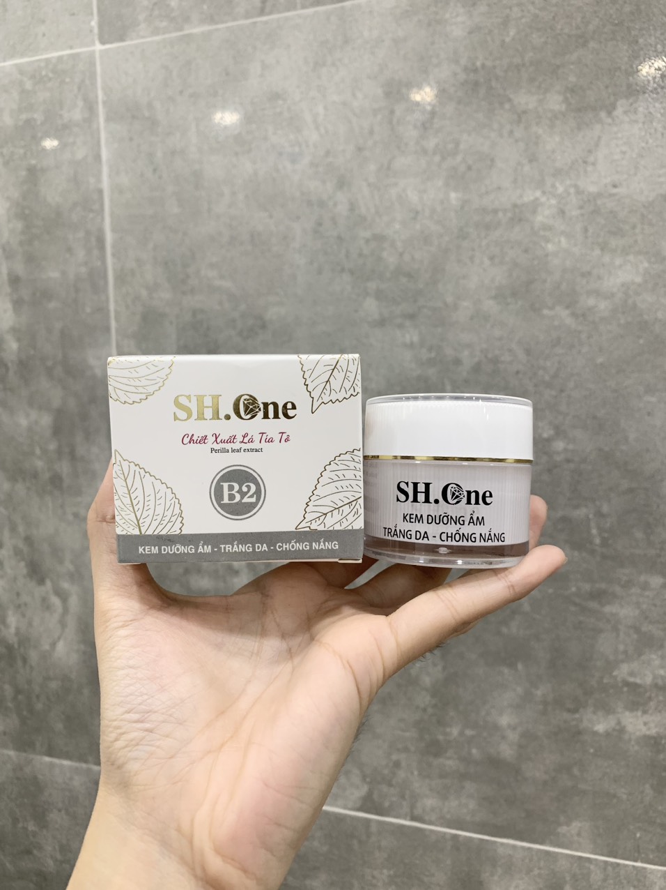 19885-z4432078556278-595461198118774716cdcdf43e0f7844-1.jpg Kem Face Dưỡng Ẩm Trắng Da B2 SH One Trắng Chiết Xuất Lá Tía Tô - FACETRANGB2