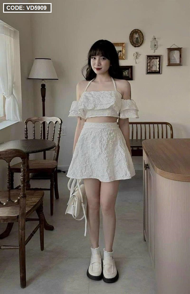 Hoa hậu Thùy Tiên đẹp hút mắt với đầm trắng tinh khôi sau 6 tháng đăng quang