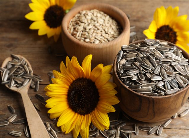 22765_sunflower-seeds-4057_20241114094554-2.jpg Hộp Quà Tết Hạt Hướng Dương 300g - Hộp Sun Khía Hộp Quà Tết 2026 - 8936208933845