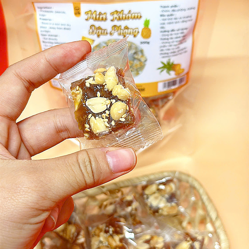 23380_z6125808205057-c5940f702d03004f6e02ebaa068cc83b_20241214103018-1.jpg Mứt Khóm Đậu Phộng Túi Zip 300g - MKDPTZ