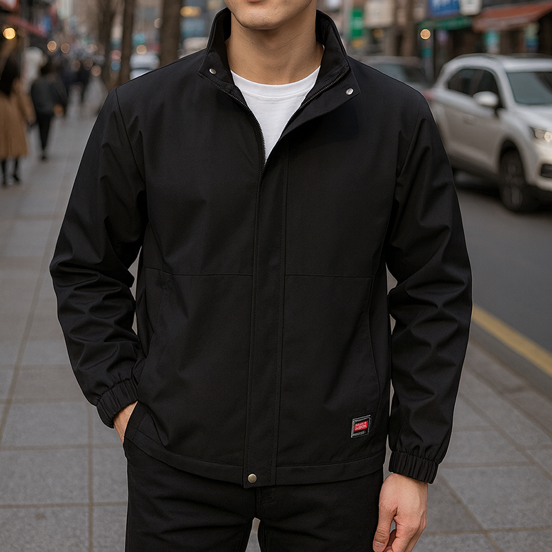 23980_chatgpt-image-09-42-45-22-thg-10-2025_20251022120115-1.png Áo Khoác Nam Rurumen Chất Dù 2 Lớp Cổ Đứng Phối Logo Bên Túi (Có size 3x) - AK087