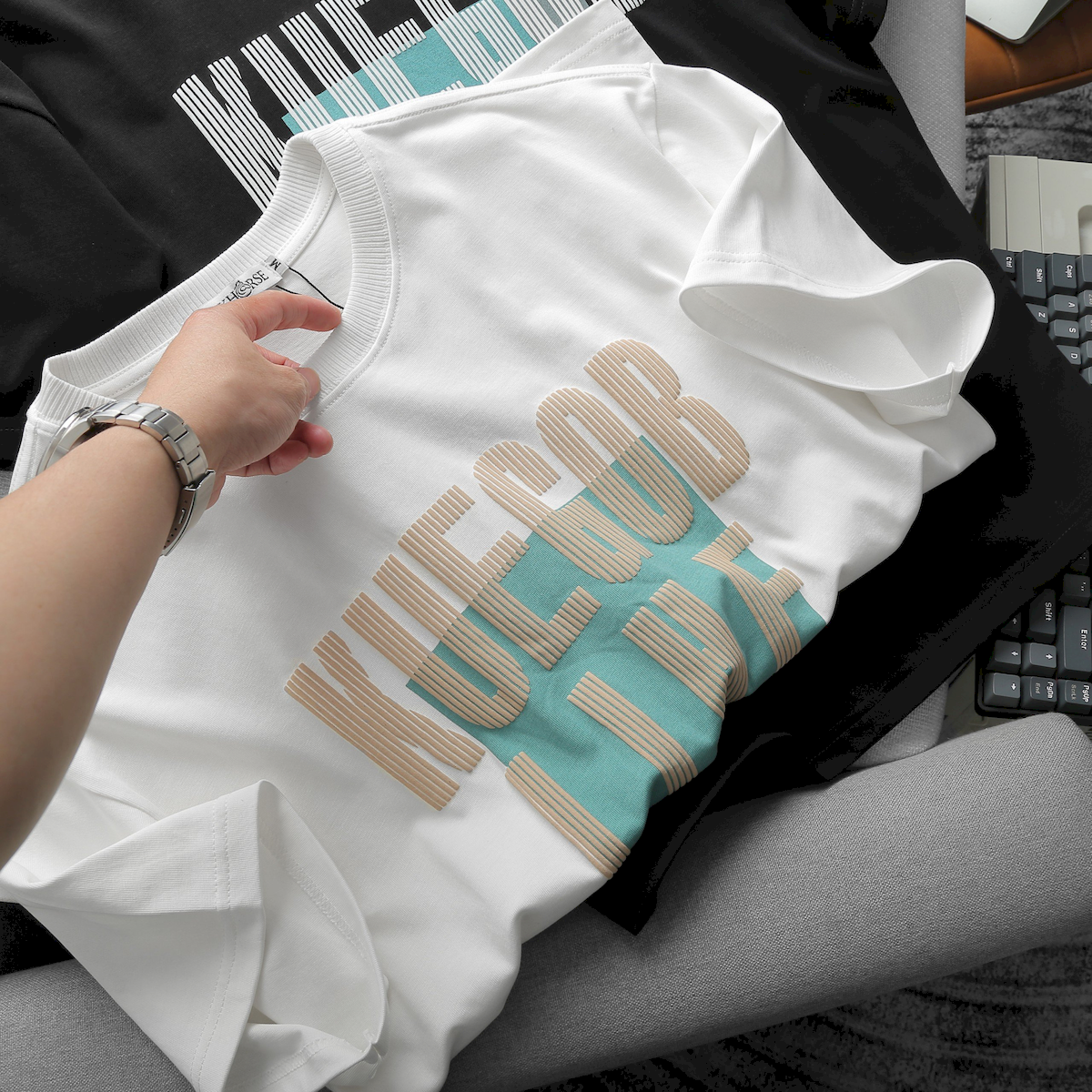 24200_z5409712011290-15ce2e1da456a89ef23a004b5f193a4d_20240505103932-2.png Áo Thun Nam Cổ Tròn Pack Horse Oversize In Chữ Sọc Big Size 110kg - AB514