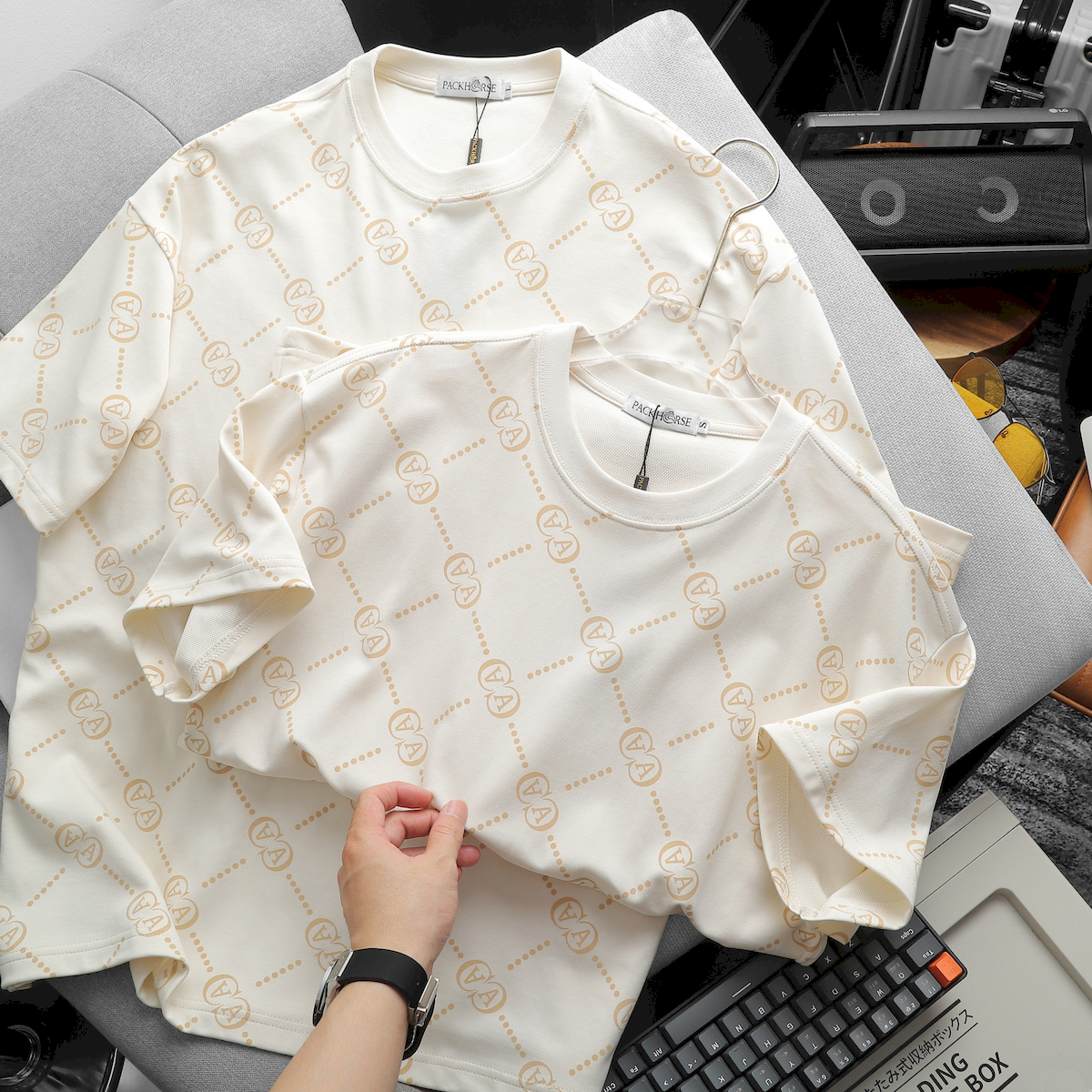 24216_z5415597081476-9c26cf8d4a5e73438e3df30effd5bd53_20240507114030-2.png Áo Thun Cặp Nam Nữ Cổ Tròn Pack Horse In Chữ AA - AB516