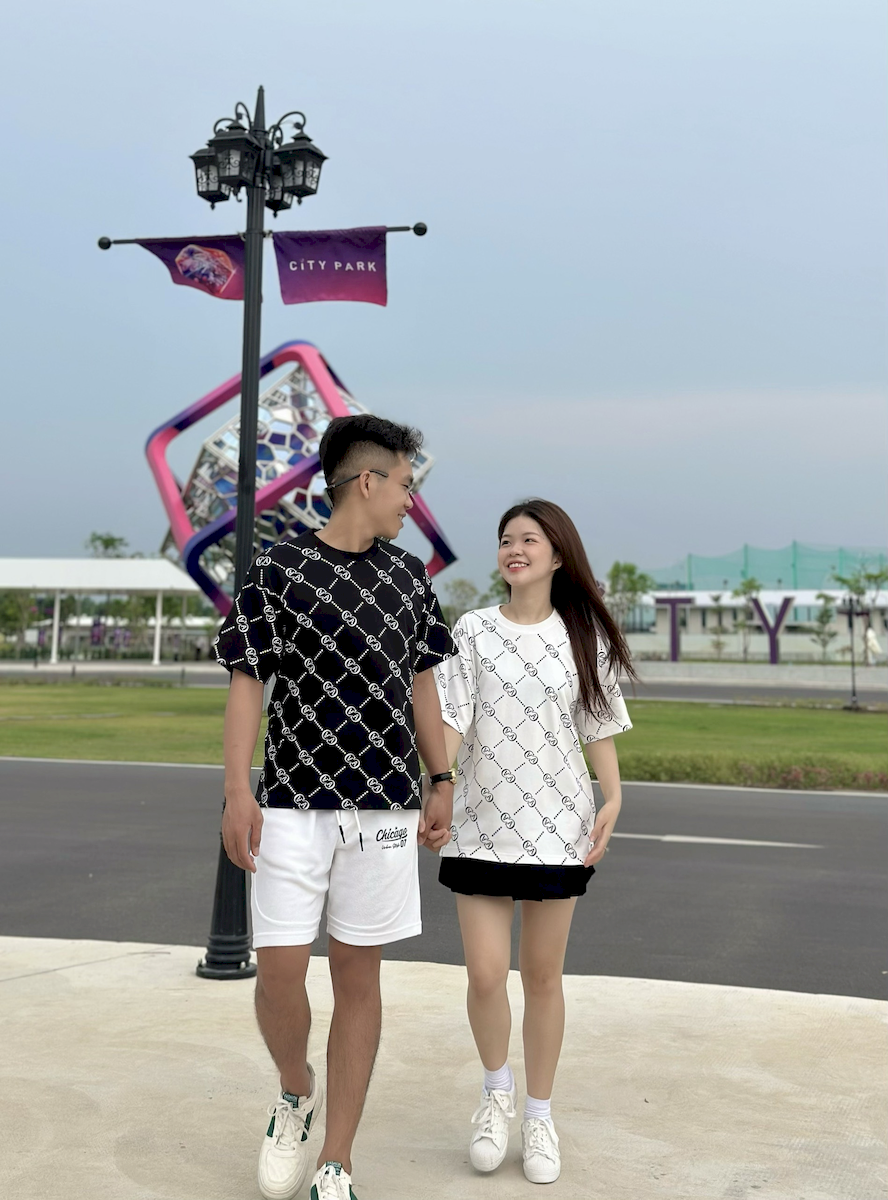 24216_z5415597393674-3a2a31f0cbc8d73ec580526b57a70890_20240507114031-2.png Áo Thun Cặp Nam Nữ Cổ Tròn Pack Horse In Chữ AA - AB516