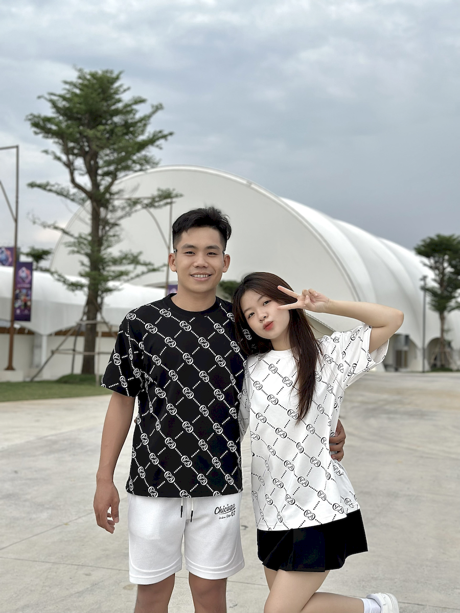 24216_z5415597419848-4719f5990bfb42a9c61e3c16ed1cb556_20240507114031-2.png Áo Thun Cặp Nam Nữ Cổ Tròn Pack Horse In Chữ AA - AB516