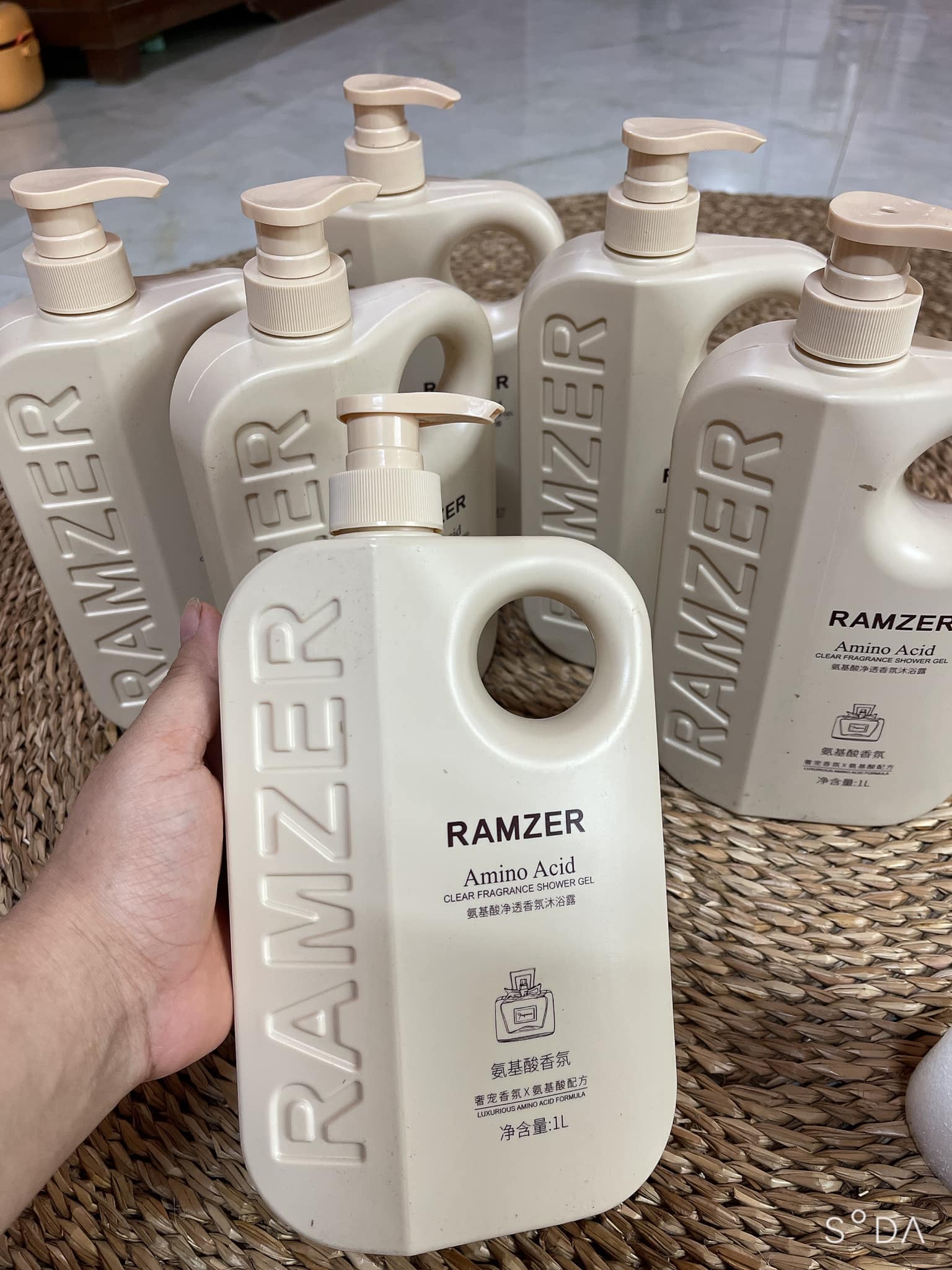 24335_441578690-769804322018499-8206865349936831528-n_20240522094331-1.jpg Sữa Tắm Ramzer Hương Nước Hoa Chai Màu Vàng 1L - STRAMZER01