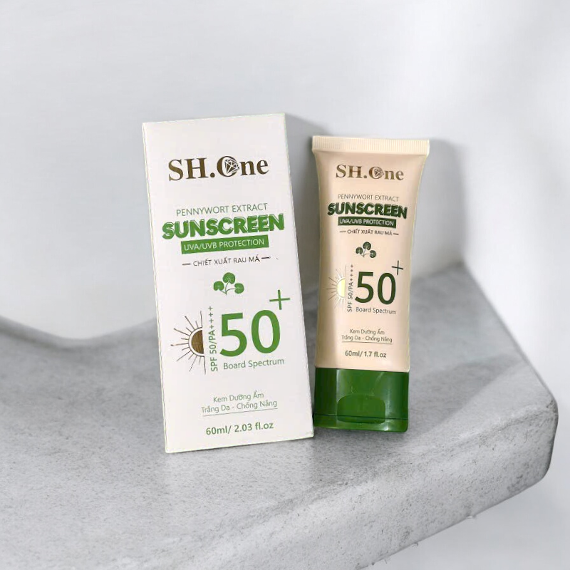 24692_z5639235554820-ce89c6fd68267451cf17ab96d82b002c-photoroom_20240716192019-1.png Kem Chống Nắng SH One Chiết Xuất Rau Má 60ml - KCNSHONE
