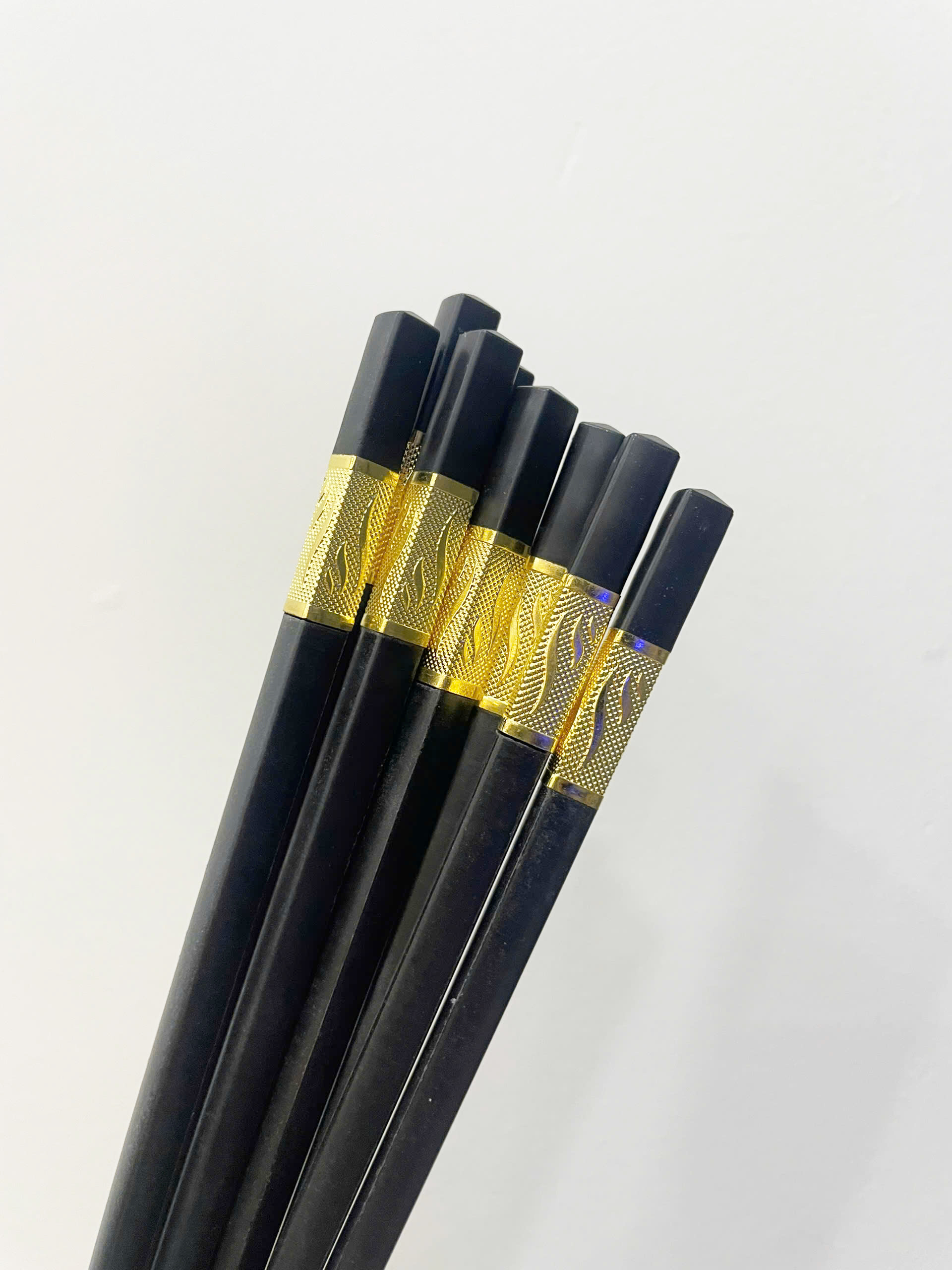 24968_z5768923580530-c5262dfccac1fb915a595cbe2133db62_20240826175639-4.jpg Bộ 10 Đôi Đũa Hợp Kim Mạ Vàng Cao Cấp 27x7.5cm - DHKMV01