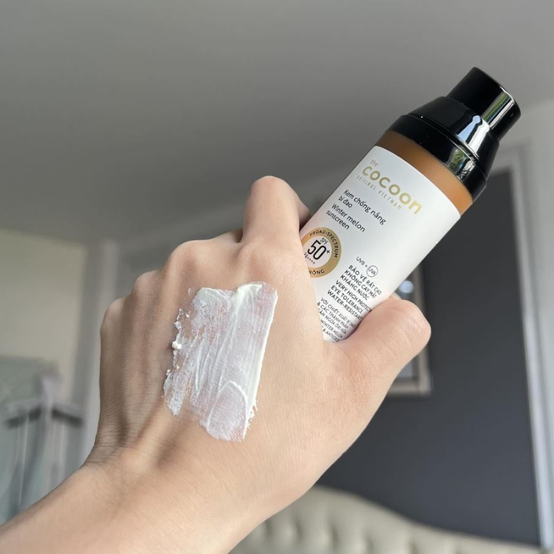 25537_cocoon-winter-melon-sun-fluid-broad-spectrum-4cfdfd3fe6094036be8490dd6a85a93c-1024x1024-photoroom-1_20241028151545-1.png Kem Chống Nắng Bí Đao CoCoon - Dành Cho Da Dầu Mụn Nhạy Cảm 50ml - 8936217700339