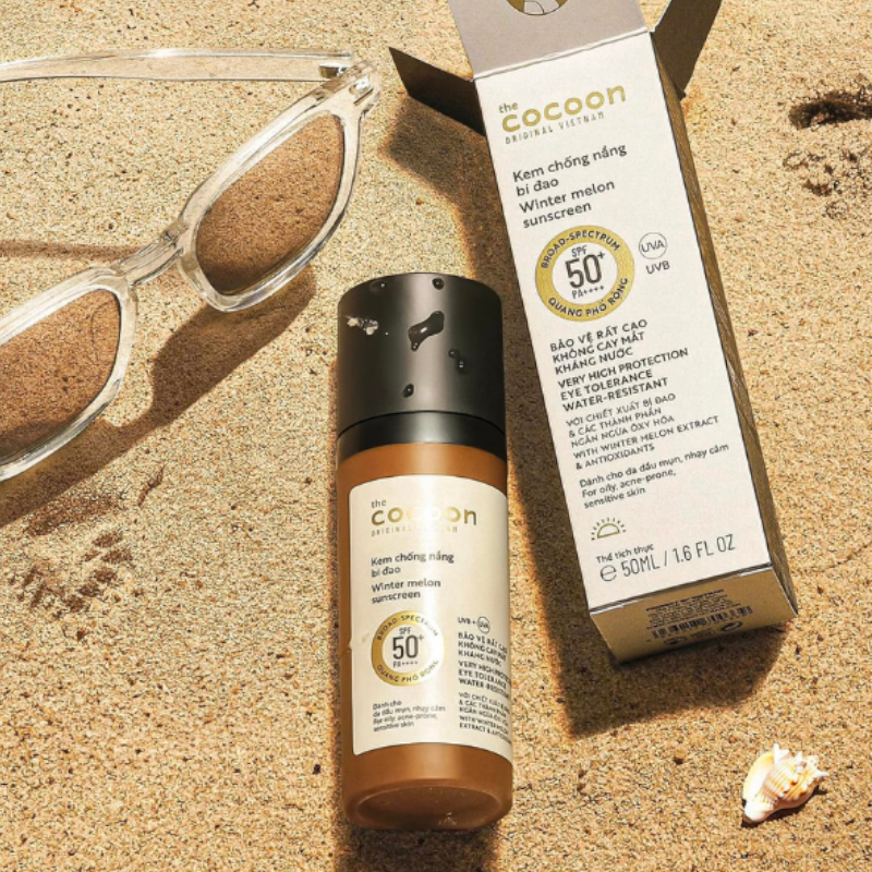 25537_cocoon-winter-melon-sun-fluid-broad-spectrum-4cfdfd3fe6094036be8490dd6a85a93c-1024x1024-photoroom-2_20241028151545-1.png Kem Chống Nắng Bí Đao CoCoon - Dành Cho Da Dầu Mụn Nhạy Cảm 50ml - 8936217700339