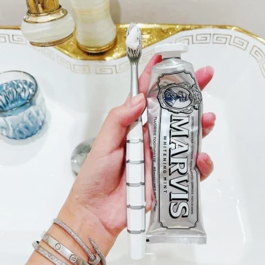 25638_f68b638f-f19e-4cae-9241-aee40e7bd639-1445x_20241107112507-4.png Kem Đánh Răng Marvis Whitening Mint Màu Bạc 85ml - 8004395111718