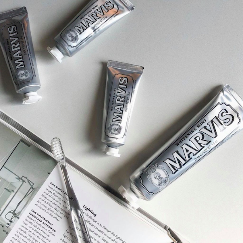 25638_kem-danh-rang-marvis-whitening-mint-lam-trang-rang-85ml_20241107112507-4.png Kem Đánh Răng Marvis Whitening Mint Màu Bạc 85ml - 8004395111718