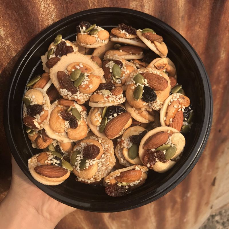 25708_044a36cd18372340cf5fedf86ca8a8d1_20241111153045-2.jpg Hộp Bánh Đồng Tiền Việt Quất Hộp Ovan 350G Hộp Quà Tết 2026 - BDTVQHO350