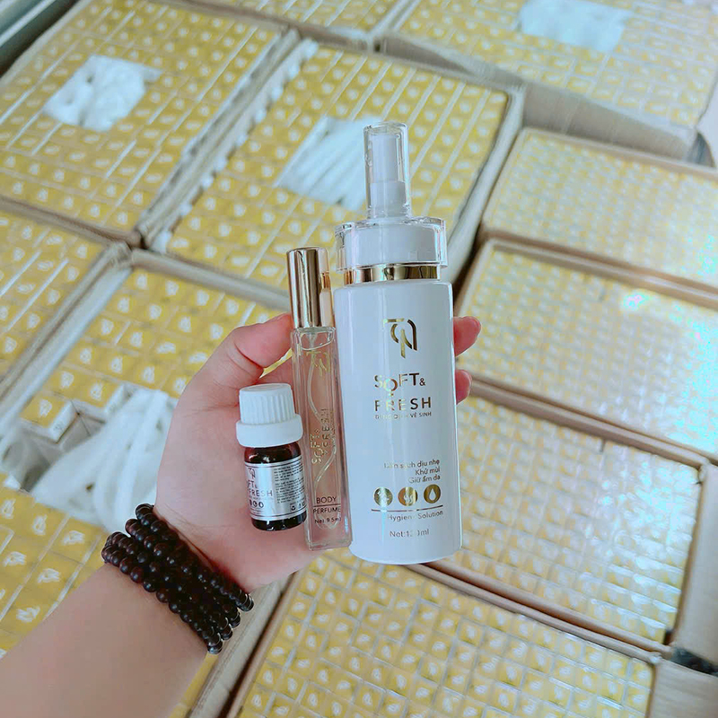 25715_z6021304230994-6767f9d46248f12ab115c0a2f8e200d4_20241111153934-2.jpg Dung Dịch Vệ Sinh Collagen X3 TN Đông Anh Soft & Fresh Collagen X3 120ml - Tặng 1 Xịt Thơm Body + 1 Nước Hoa Vùng Kín - DDVSTN