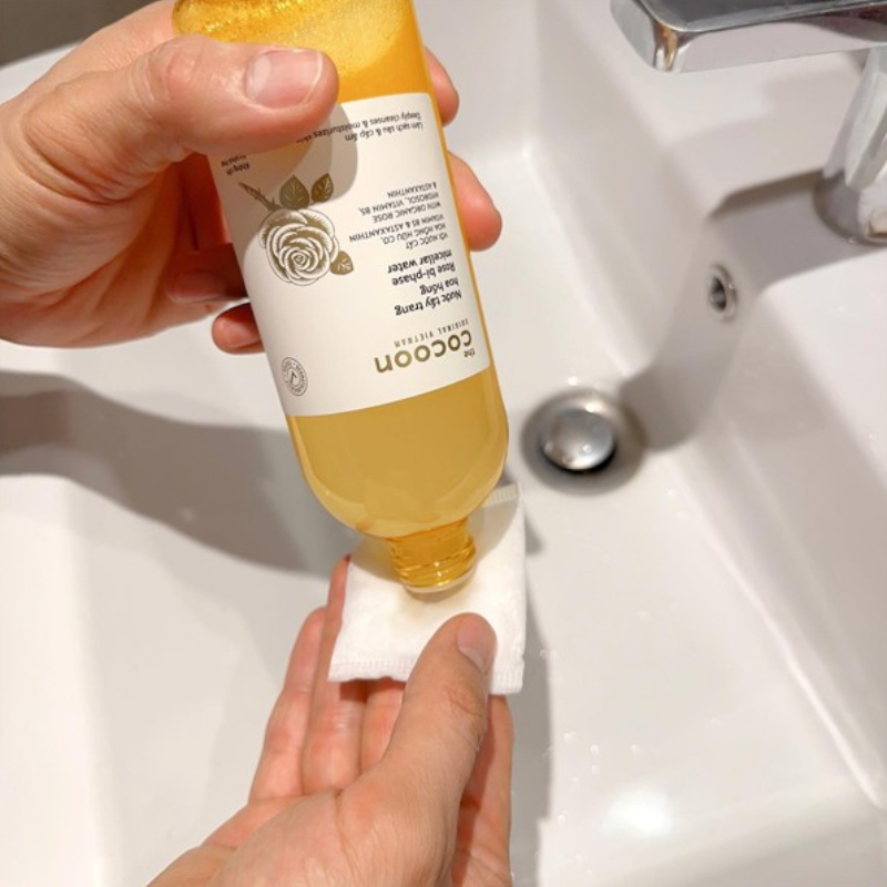 Nước Tẩy Trang Cocoon Hoa Hồng Cấp Ẩm Da Rose Bi-Phase Micellar Water 310ml Nước Tẩy Trang Cocoon Hoa Hồng Cấp Ẩm Da Rose Bi-Phase Micellar Water 310ml