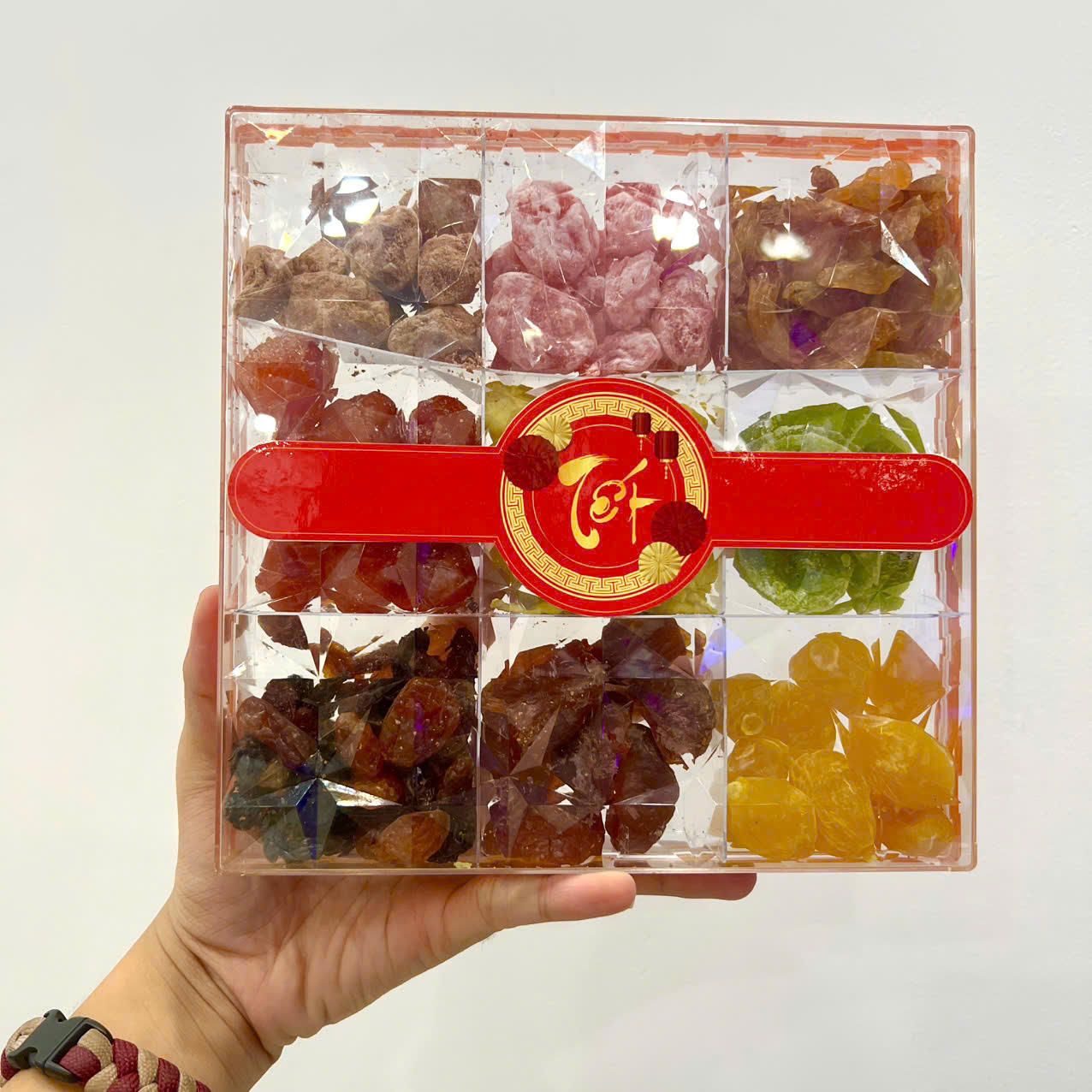 25760_z6031208259194-b62b8c3fad9bd7e6dadc60186f4a6a86_20241114122018-2.jpg Set Hộp Mix Mứt 9 Vị (Đào Hồng, Đào Vàng, Đào Bổ, Kiwi, Mận Cơm, Xí Muội Voi, Nho Vàng, Nho Chile, Vỏ Bưởi Chanh Dây) Ngôi Sao Lớn 700G Hộp Tết - MCVHNSL700