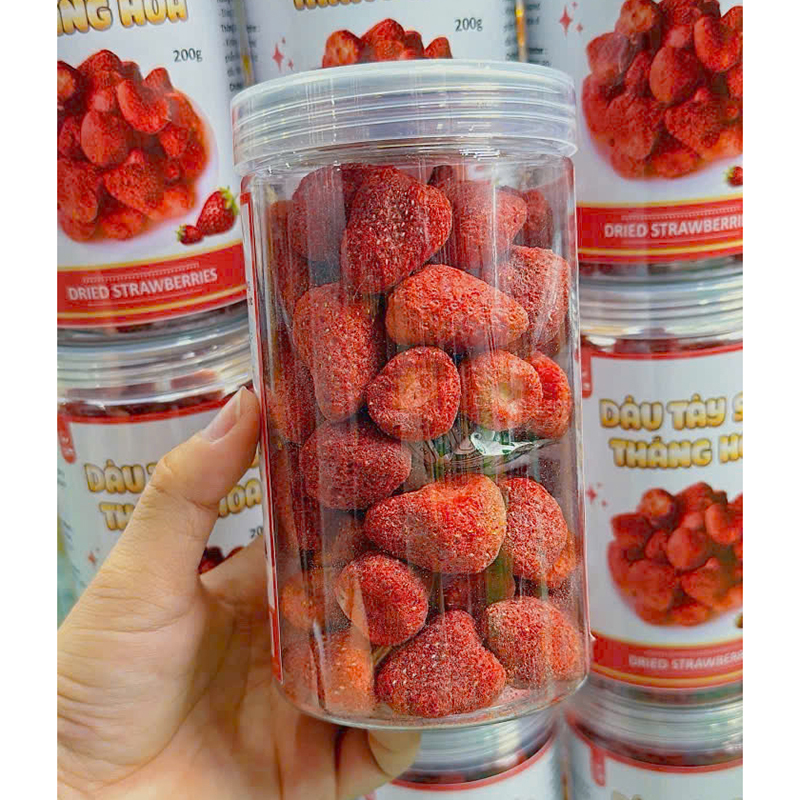 25837_25837-z6081405008155-2a4755bb50399a4e2c0cd555b4e8ee09-20241129175858_20241209112122-2.jpg Dâu Tây Sấy Thăng Hoa Thơm Ngon 200g hộp - 8936208936877