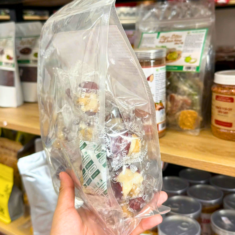 Shop sỉ táo Đỏ Kẹp Hạt Điều Túi Zip 300g Shop sỉ táo Đỏ Kẹp Hạt Điều Túi Zip 300g