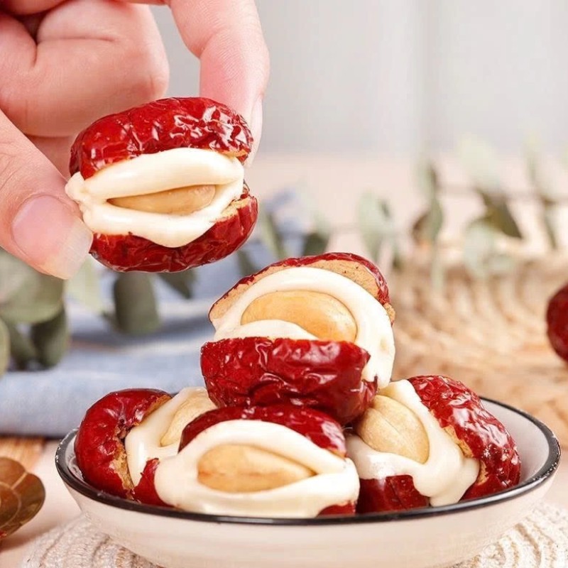 25878_z6129056918245-f74daf902caf0b9985bd8e91484c879d-photoroom-11_20241214162434-4.jpg Táo Đỏ Kẹp Hạt Điều Túi Zip 300g - TDKHDTZ300