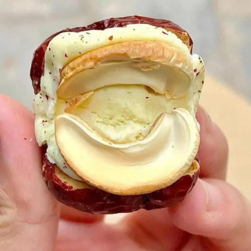 25878_z6129056918245-f74daf902caf0b9985bd8e91484c879d-photoroom-13_20241214162434-1.jpg Táo Đỏ Kẹp Hạt Điều Túi Zip 300g - TDKHDTZ300