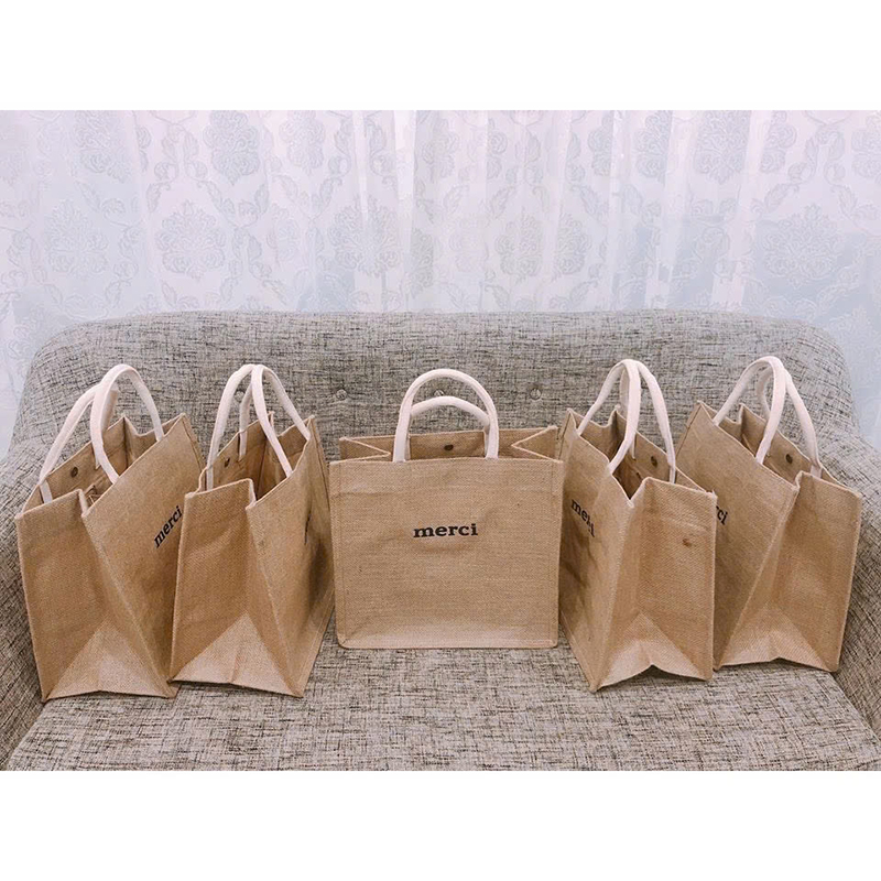 25975_z6225748939665-0b1579f8c158e04b16a10af5ed807361_20250117141158-1.jpg Túi Cói Merci - Túi Xách In Chữ Đơn Giản 36x31x19cm - TCHTDG02