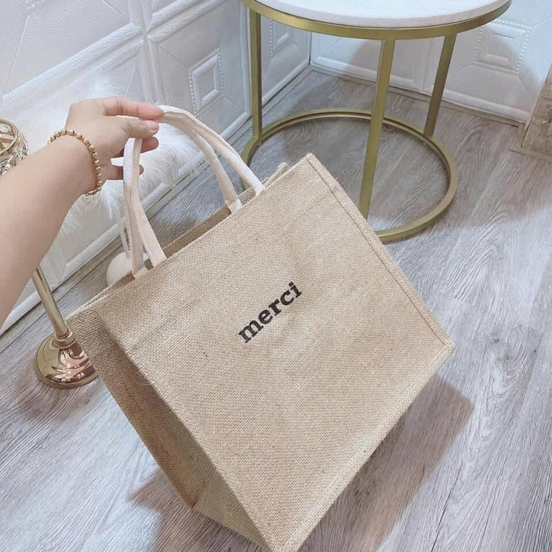 Túi Cói Merci - Túi Xách In Chữ Đơn Giản 36x31x19cm Túi Cói Merci - Túi Xách In Chữ Đơn Giản 36x31x19cm