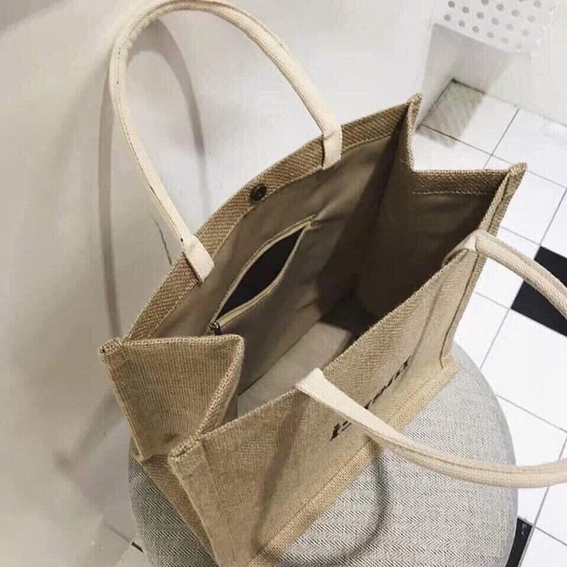 25975_z6225748986709-d51bd6ced7f2f97021c02ba6131e33cb_20250117141157-1.jpg Túi Cói Merci - Túi Xách In Chữ Đơn Giản 36x31x19cm - TCHTDG02