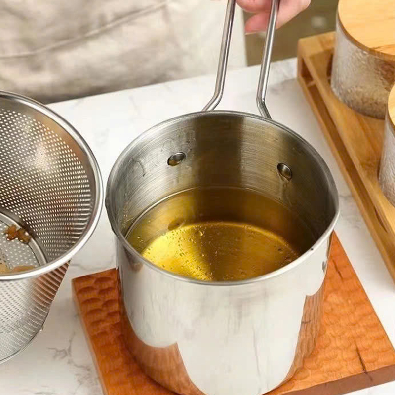 26049_z6242201172925-3244f4c9d8d89d744de5e8fbcbbc3da4_20250122122329-2.jpg Ca Lọc Dầu Bằng Thép Có Lưới Lọc Cặn Và Tạp Chất - Nồi Chiên Ngập Dầu Mini Có Tay Cầm 1,2L 13x14x12cm - CLD02