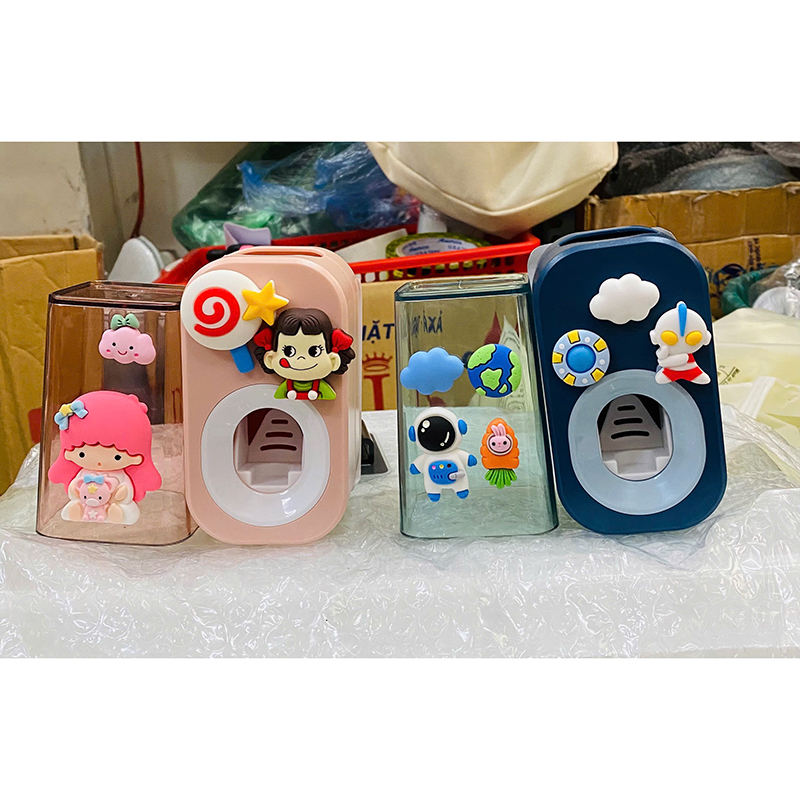 26097_z6251669470377-2df0354a67dd4a075fc0c095d70731a8_20250206172601-1.jpg Bộ Nhả Kem Đánh Răng Treo Tường Cao Cấp Kêm Cốc - Dành Cho Bé - BNKDRTT02