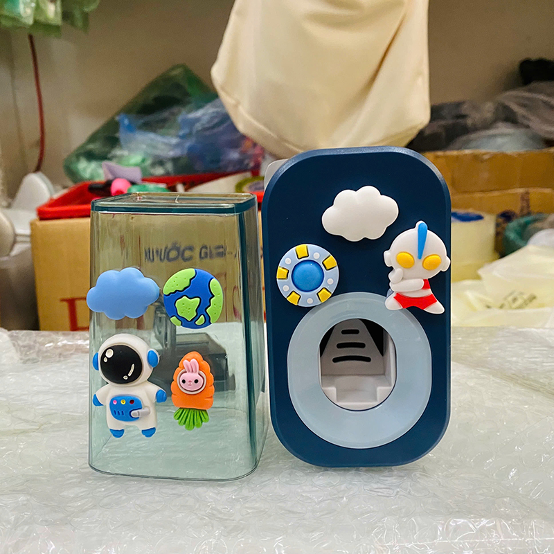 26097_z6251669483963-e804946c867c585420c7a8e77956aed9_20250206172602-1.jpg Bộ Nhả Kem Đánh Răng Treo Tường Cao Cấp Kêm Cốc - Dành Cho Bé - BNKDRTT02