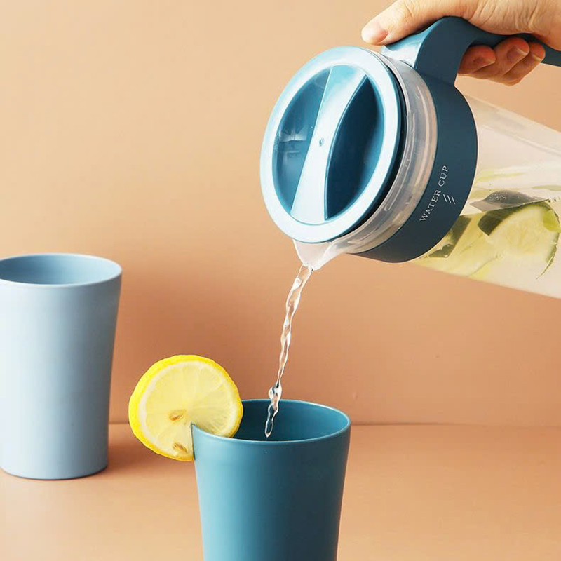 26101_z6251674924090-c8aa7faf86d845bd80441138c87970be_20250206182652-2.jpg Bình Nước 1L Kèm 4 Ly Tiện Lợi - Bình Nước Bằng Nhựa Cao Cấp - BNK4L01