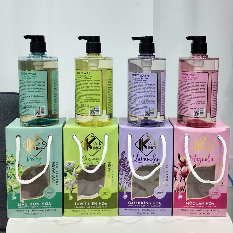 26494_32_20250729093753-2.png Sữa Tắm Kina Hương Nước Hoa Mộc Lan 900ml - Hỗ Trợ Cấp Ẩm Dưỡng Sáng Da Mịn Màng - Tặng Kèm 1 Bông Tắm - 8938527651271