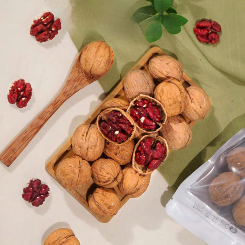 26971_167_20251106102920-3.png Quả Óc Chó Ruột Đỏ Tách Vỏ 230g - Hộp Tròn Nhỏ Hộp Quà Tết 2026 - QOCTVHTN230G