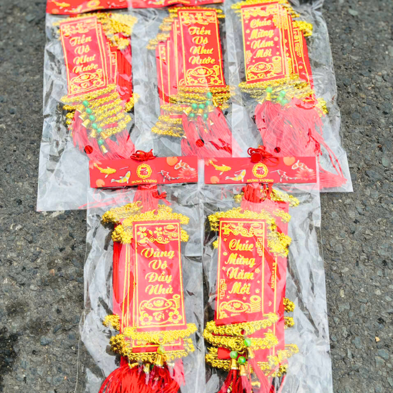 Nguồn sỉ set 10 Liễn Nhung Đỏ Trang Trí Tết - Liễn Câu Đối Đỏ Nhung Treo Cây Size Mini Nguồn sỉ set 10 Liễn Nhung Đỏ Trang Trí Tết - Liễn Câu Đối Đỏ Nhung Treo Cây Size Mini