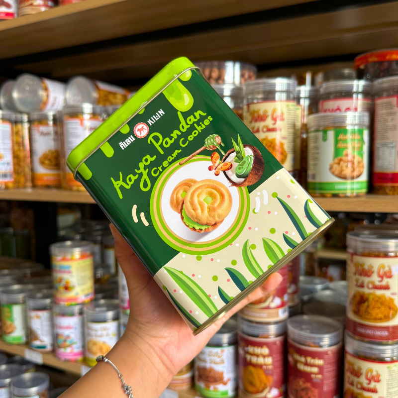 Kho sỉ bánh Quy Nhân Kem Dừa Lá Dứa Hộp Thiếc KILIN Thái Lan 400g - Hộp Xanh Lá Kho sỉ bánh Quy Nhân Kem Dừa Lá Dứa Hộp Thiếc KILIN Thái Lan 400g - Hộp Xanh Lá