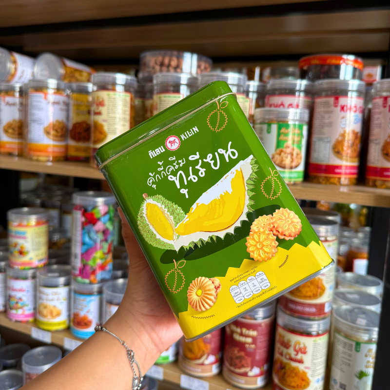 Mua sỉ bánh Quy Nhân Sầu Riêng Hộp Thiếc KILIN Thái Lan 400g - Hộp Xanh Lá Mua sỉ bánh Quy Nhân Sầu Riêng Hộp Thiếc KILIN Thái Lan 400g - Hộp Xanh Lá