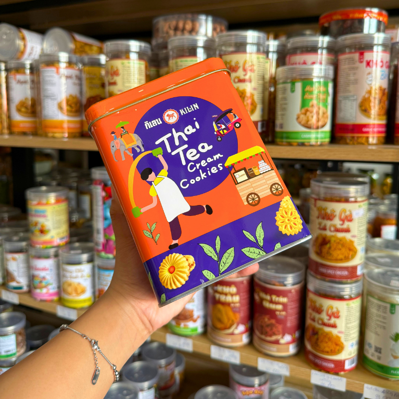 Shop sỉ bánh Quy Nhân Trà Thái Hộp Thiếc KILIN Thái Lan 400g - Hộp Màu Cam Tím Shop sỉ bánh Quy Nhân Trà Thái Hộp Thiếc KILIN Thái Lan 400g - Hộp Màu Cam Tím