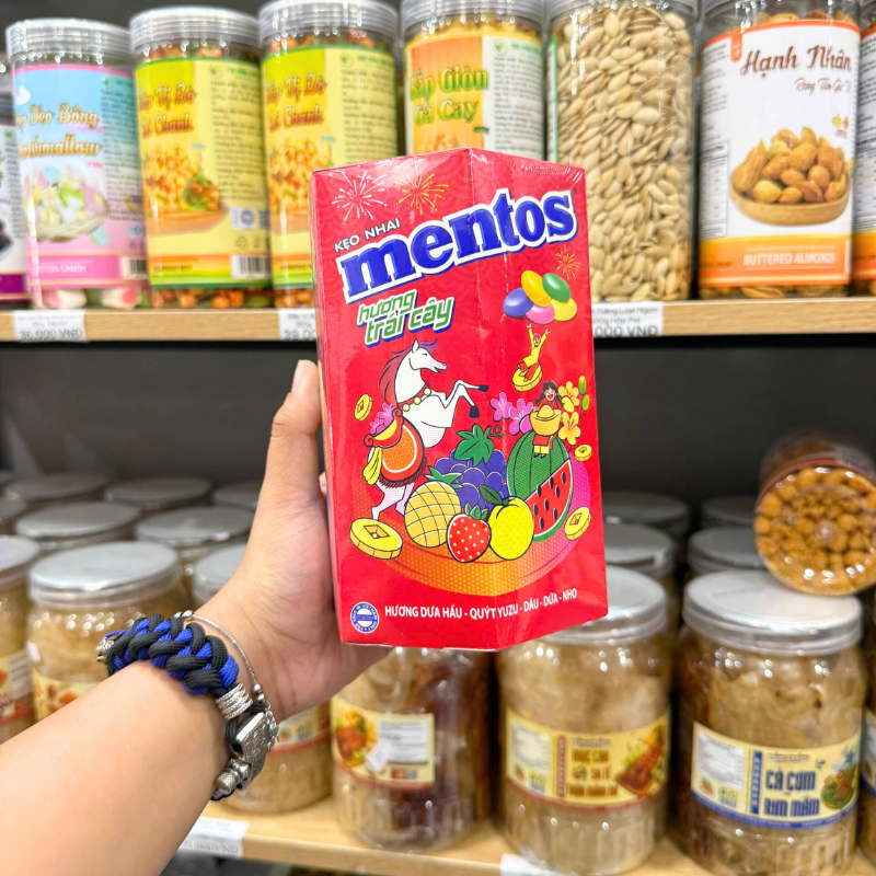 Kẹo Trái Cây Hỗn Hợp MENTOS Hộp Trụ TẾT 105,3g Kẹo Trái Cây Hỗn Hợp MENTOS Hộp Trụ TẾT 105,3g