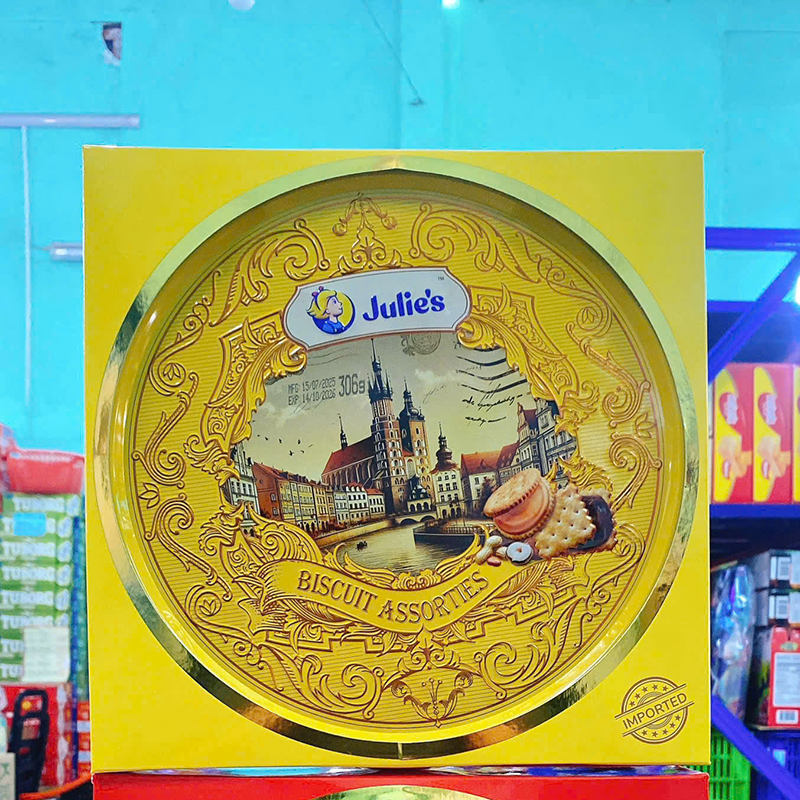 Mua sỉ bánh Quy JULIE'S Nhân Bơ Đậu Phộng Hộp Thiếc Phong Cảnh 306g - Hộp Màu Vàng Mua sỉ bánh Quy JULIE'S Nhân Bơ Đậu Phộng Hộp Thiếc Phong Cảnh 306g - Hộp Màu Vàng