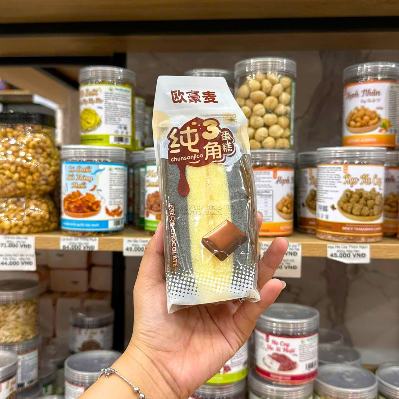 Shop sỉ 1 Cái Bánh Bông Lan Tam Giác CHUNSANJIAO Vị Socola - Màu Nâu Shop sỉ 1 Cái Bánh Bông Lan Tam Giác CHUNSANJIAO Vị Socola - Màu Nâu