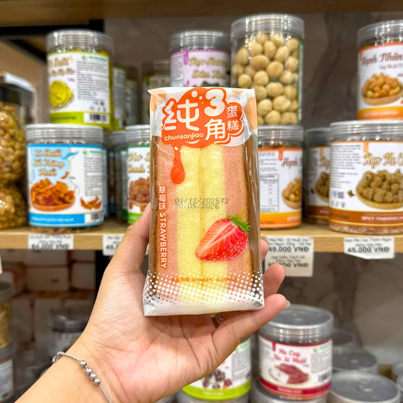 Nguồn sỉ 1 Cái Bánh Bông Lan Tam Giác CHUNSANJIAO Vị Dâu - Màu Hồng Nguồn sỉ 1 Cái Bánh Bông Lan Tam Giác CHUNSANJIAO Vị Dâu - Màu Hồng