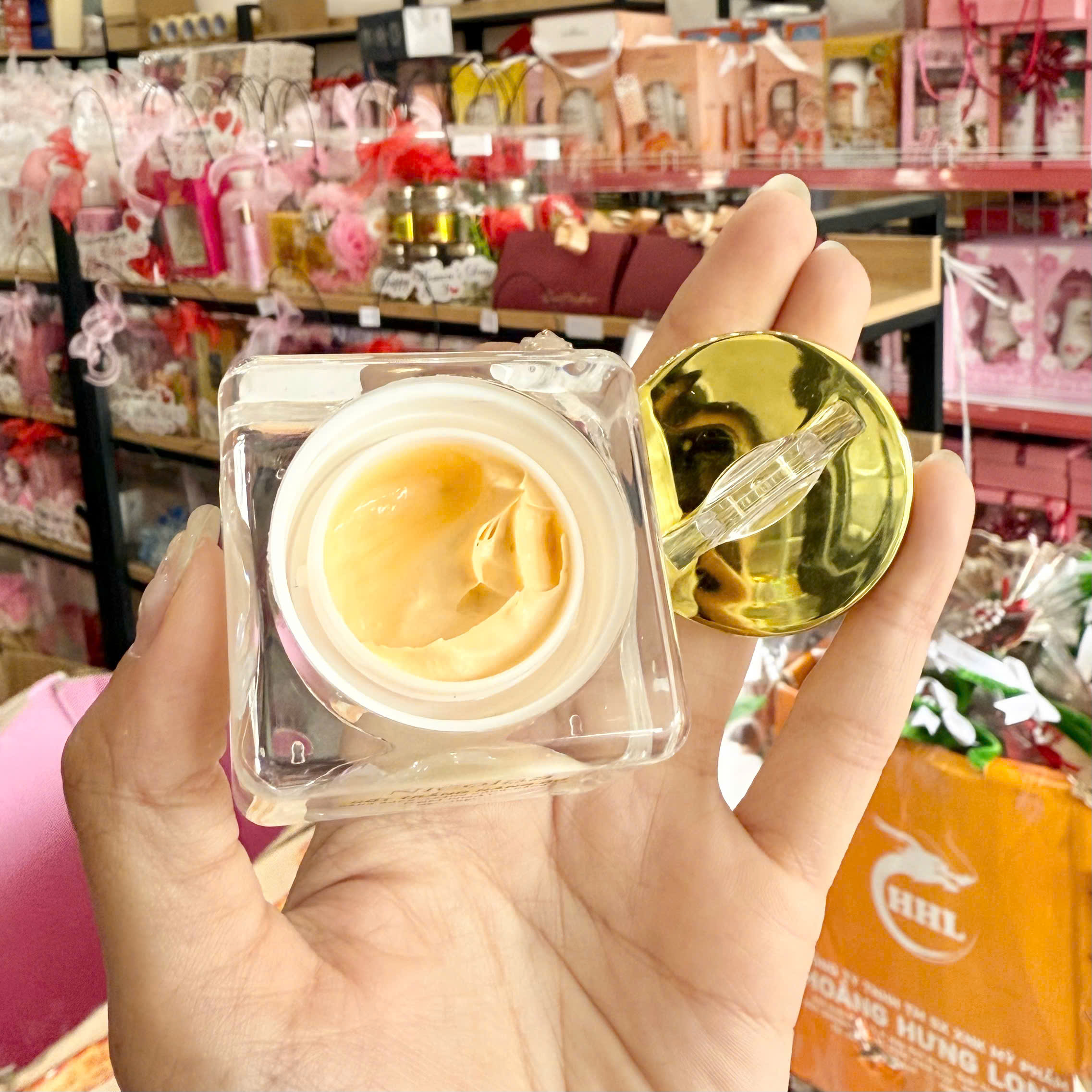 28493_z7582933171348-c7a0471b629f68aa72f0e0eda904cf87_20260303163128.png Kem Face Cốt Trắng Căng Bóng Nâng Cơ Nicolas Nicos Beauty Thanh Nhi 10gr - Phiên Bản Mới - 8938549741004