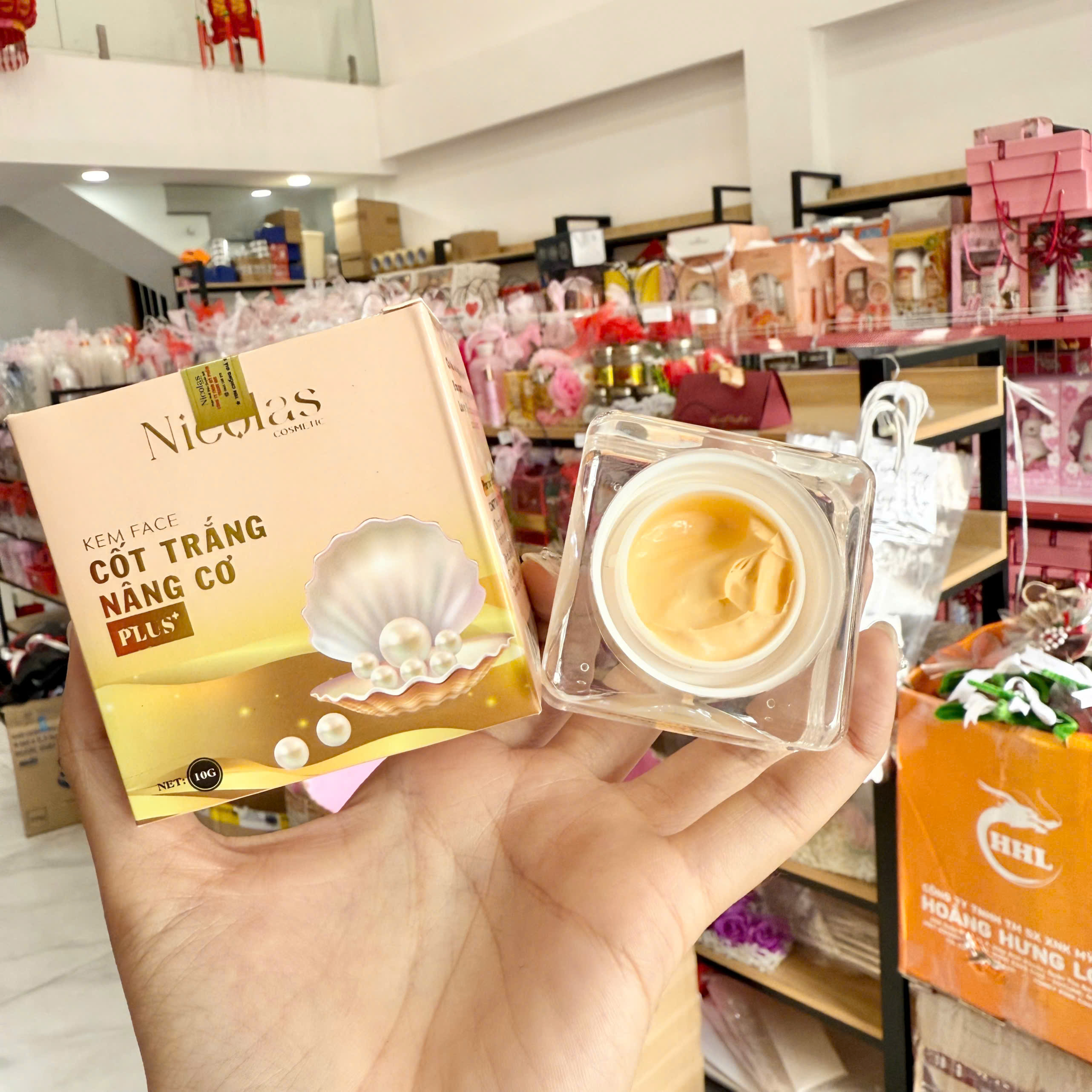Kem Face Cốt Trắng Căng Bóng Nâng Cơ Nicolas Nicos Beauty Thanh Nhi 10gr - Phiên Bản Mới Kem Face Cốt Trắng Căng Bóng Nâng Cơ Nicolas Nicos Beauty Thanh Nhi 10gr - Phiên Bản Mới