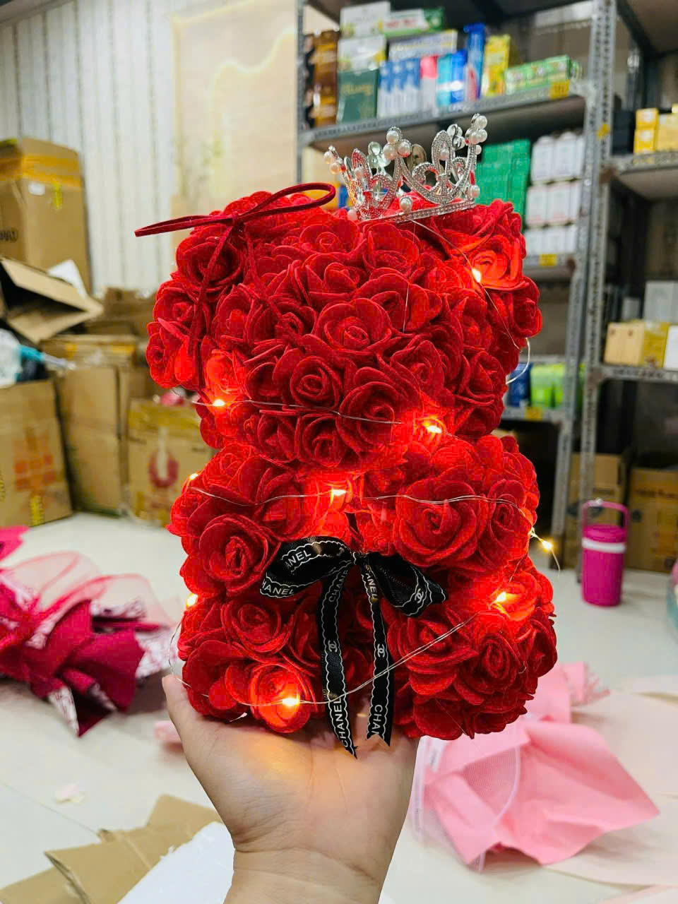 28526_z7575937685812-733cfbdd8cc8521743ccb2bd18fd8574_20260301162912.png Hộp Quà Tặng Hoa Hồng Gấu Nhân Tạo - GHH01